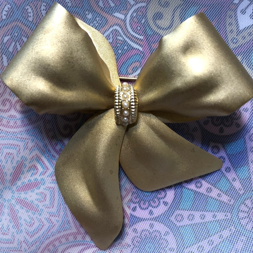 Beautiful Vintage Bow Brooch